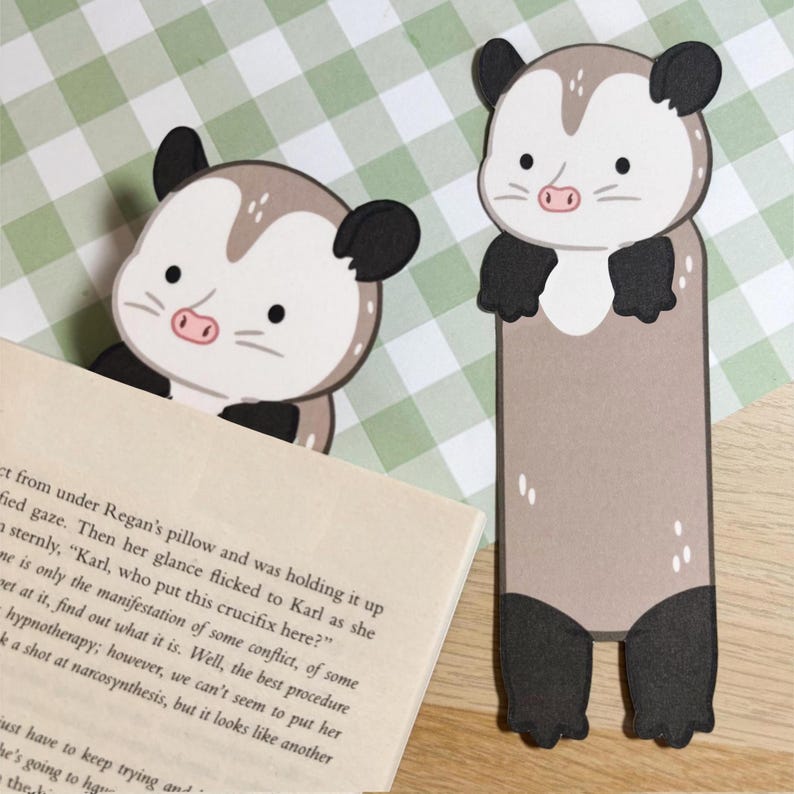 Marcapáginas de zarigüeya, adorable pasapáginas de zarigüeya, regalo hecho a mano para amantes de los libros, papelería de animales del bosque, marcapáginas ilustrado a mano imagen 1