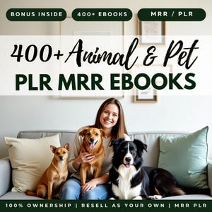 Può includere: Una donna è seduta su un divano con tre cani. La donna sorride e tiene un cane marrone. I cani guardano tutti la fotocamera. Il testo sull'immagine dice "400+ Animal & Pet PLR MRR EBOOKS".