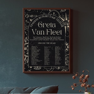 Può includere: Un poster di tour nero e oro per il tour "Dreams in Gold" di Greta Van Fleet. Il poster presenta un design celeste con stelle, lune e pianeti. Le date del tour sono elencate in una colonna sul lato destro del poster.