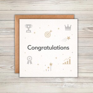 Peut inclure: Une carte de vœux carrée blanche avec le mot Congratulations imprimé en gris foncé. La carte présente des icônes marron clair et grises, notamment un trophée, une couronne, une cible avec une flèche, une étoile filante, un badge et un graphique.