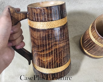 Bierkrug aus Holz mit Gravur: Mittelalterlicher Bierkrug aus Holz
