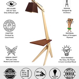 K&ouml;nnte beinhalten: Eine Holzstehlampe mit einem braunen Lampenschirm und einem kleinen Regal. Die Lampe ist aus Sperrholz gefertigt und umweltfreundlich. Sie ist handgefertigt von einem lokalen K&uuml;nstler und beinhaltet eine Gl&uuml;hbirne. Die Lampe wurde von einem Architekten entworfen und wird in Indien hergestellt.