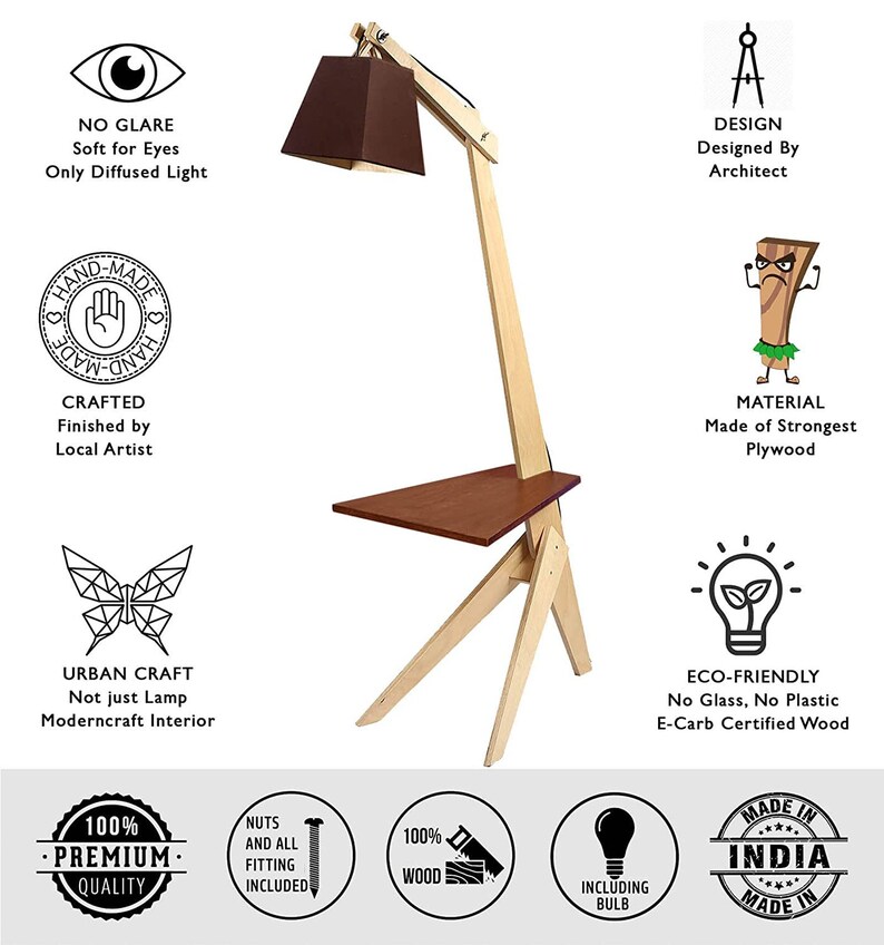 K&ouml;nnte beinhalten: Eine Holzstehlampe mit einem braunen Lampenschirm und einem kleinen Regal. Die Lampe ist aus Sperrholz gefertigt und umweltfreundlich. Sie ist handgefertigt von einem lokalen K&uuml;nstler und beinhaltet eine Gl&uuml;hbirne. Die Lampe wurde von einem Architekten entworfen und wird in Indien hergestellt.
