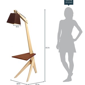 K&ouml;nnte beinhalten: Eine Stehlampe aus Holz mit einem braunen Lampenschirm und einem kleinen Regal. Die Lampe ist 61 Zoll hoch und das Regal ist 18 Zoll breit und 25 Zoll tief. Die Lampe ist neben einer Person abgebildet, die 5 Fu&szlig; 2 Zoll gro&szlig; ist.