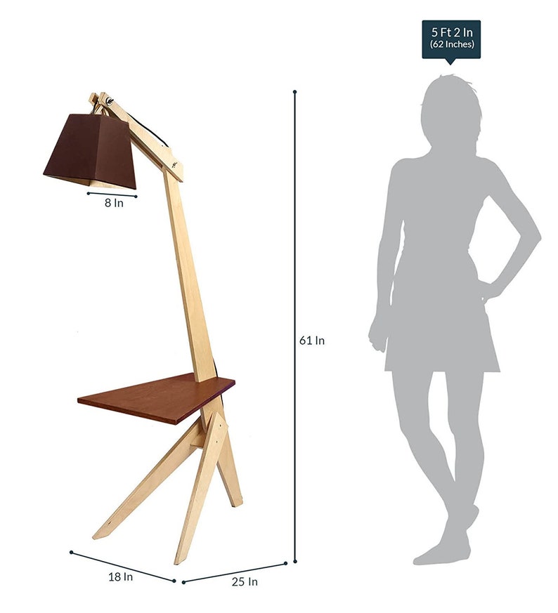 K&ouml;nnte beinhalten: Eine Stehlampe aus Holz mit einem braunen Lampenschirm und einem kleinen Regal. Die Lampe ist 61 Zoll hoch und das Regal ist 18 Zoll breit und 25 Zoll tief. Die Lampe ist neben einer Person abgebildet, die 5 Fu&szlig; 2 Zoll gro&szlig; ist.