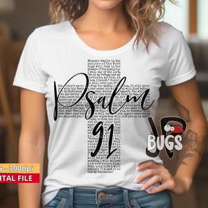 Pu&ograve; includere: Una maglietta bianca con una stampa nera del Salmo 91. Il testo &egrave; in un font vintage e include l'intero versetto del salmo.