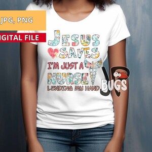Puede incluir: Camiseta blanca con un dise&ntilde;o floral y el texto "Jesus Saves I'm Just A Nurse Lending My Hand".
