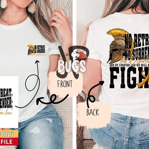 Puede incluir: Una camiseta blanca con un gráfico de casco espartano dorado y el texto "NO RETREAT, NO SURRENDER, That is Spartan law. And by Spartan law we will stand and FIGHT." La parte delantera de la camiseta tiene una versión más pequeña del gráfico.