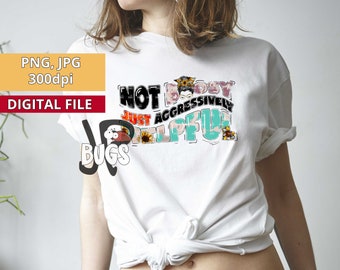 Pode incluir: Camiseta branca com um design gráfico que diz "Not Bossy Just Aggressively Helpful" com um girassol e um rosto de mulher no design.