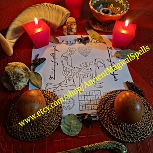 Puede incluir: Disposición de objetos rituales sobre una superficie roja. Incluye dos velas rojas encendidas, un dibujo con figuras, dos huevos sobre esteras tejidas, un cuenco decorativo, un cuerno y un cuchillo. El texto "www.etcy.com/shop/AncientMagicalSpells" es visible.