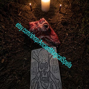Puede incluir: Una cabeza de animal cruda colocada cerca de un papel rectangular con una ilustración en tinta negra de una calavera con huesos cruzados, iluminada por tres velas encendidas en un entorno oscuro con el texto etsy.com/shop/AncientMagicalSpells.