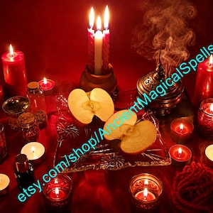 Puede incluir: Una colección de velas rojas, velas de té y un quemador de incienso de metal con humo, rodeando un plato de cristal transparente con dos mitades de manzana. El texto etsy.com/shop/AncientMagicalSpells aparece en cian sobre el centro.