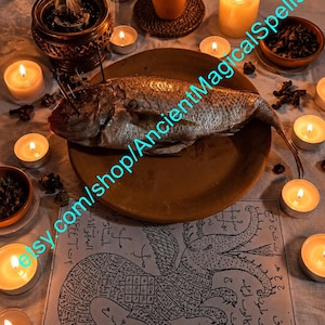Puede incluir: Un pescado entero con alfileres insertados en la cabeza descansa sobre un plato de cerámica marrón, rodeado de numerosas velas de té encendidas y una vela de pilar. Debajo del plato hay un papel con ilustraciones en tinta negra y texto árabe.