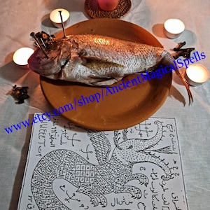 Könnte beinhalten: Eine rituelle Anordnung mit einem Fisch auf einem braunen Teller, verziert mit Nadeln. Um den Teller herum befinden sich brennende Kerzen und ein bedrucktes Papier mit komplizierten Illustrationen und Text. Der Text "www.etsy.com/shop/AncientMagicalSpells" ist sichtbar.