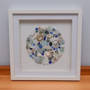 Quadro emoldurado com vidro azul do mar - Peça única, feita à mão, círculo de vidro do mar de Folkestone