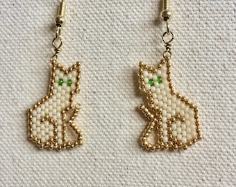 Boucles d'oreilles chat, boucles d'oreilles pendantes chat perlé, chat blanc