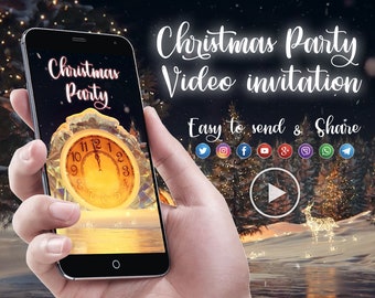 Może przedstawiać: Smartfon wyświetla zaproszenie wideo na przyjęcie bożonarodzeniowe. Ekran pokazuje świecącą tarczę zegara z napisem "Christmas Party". Tło przedstawia zimową scenerię z drzewami i reniferem. Zaproszenie jest łatwe do wysłania i udostępnienia.