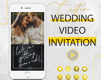 Może przedstawiać: Smartfon wyświetla spersonalizowane zaproszenie wideo na ślub. Ekran pokazuje zdjęcie pary i tekst "We are getting married!" w białym skrypcie. Projekt zawiera żółte akcenty i ikony mediów społecznościowych.