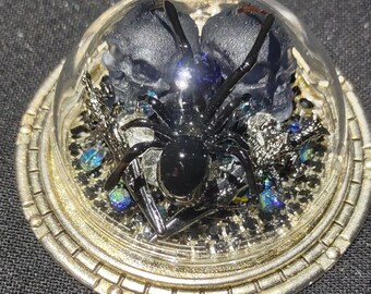 Echte Schwarze Witwe Spinne Anhänger Halskette 2 Handgemachte Schwarze Schädel Gekreuzte Schwerter Klar & Blau Kristall Edelsteine Gothic Schmuck