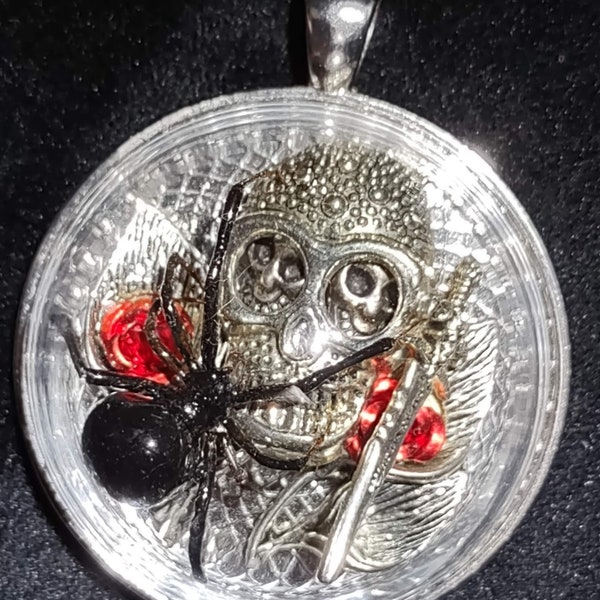 Real Black Widow Spĺider Pendant Necklace Large Metal Skull With Skull Eyes Preciosa Glass Crystal Preserved Spider Jewelry Taxidermy Gothic