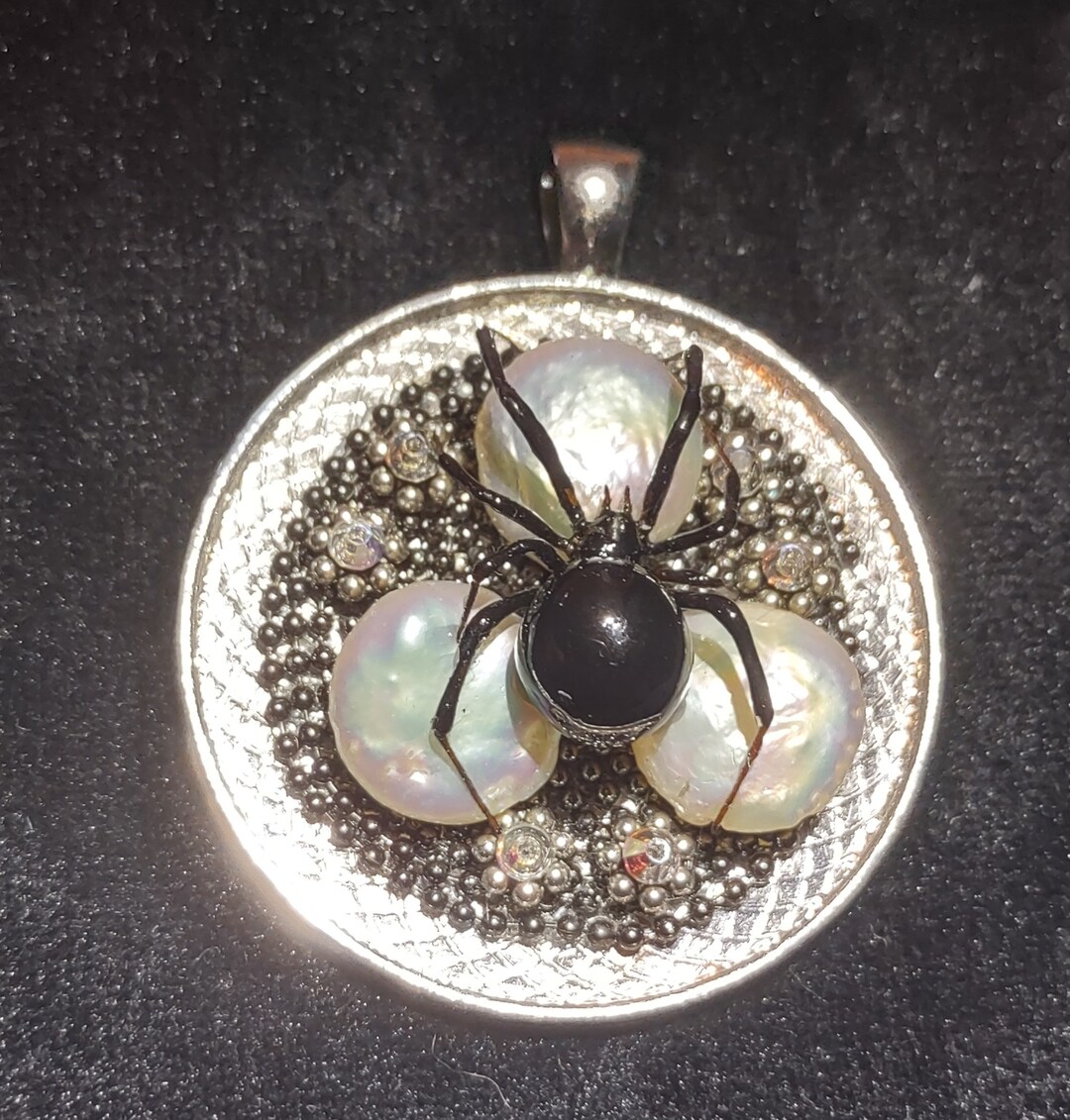 •WIDOW - MEDIUM• silver spider shadowbox necklace (18