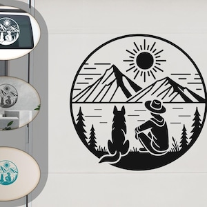 Puede incluir: Ilustración en blanco y negro de una persona sentada con un perro frente a un paisaje de montaña. El sol brilla en el cielo. La imagen está en un círculo.