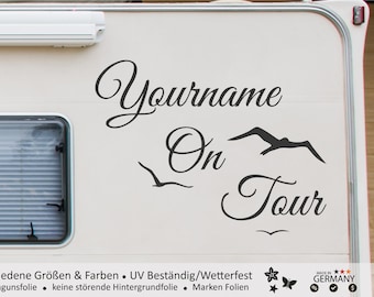 Yourname On Tour | Wohnmobile Wohnwagen Aufkleber | Camping Urlaub Auto & Mehr - Selbstklebend | Wunschname | Personalisieren