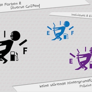 Può includere: Design di adesivo con un omino stilizzato che cerca di spingere l'ago del carburante al massimo. Disponibile in nero, blu e viola. Il testo include "Viele Farben & Diverse Größen!" e "Individuell & Einfach zu kleben!"