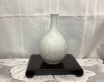 Vintage Kaiser Germany 550:White Bisque Floral Bud Vase - Golden Crown E&R -Ornate Wild Flowers