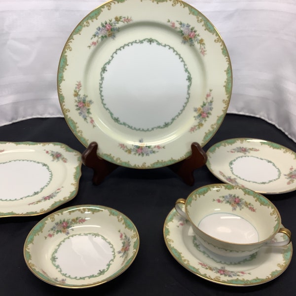 Noritake China. 8-Piece Place Setting or Tea Set. Sea Green with an Elegant Design. 1930's-1950's.