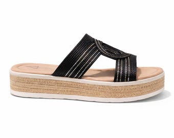 Sandálias plataforma femininas com strass e detalhes trançados, perfeitas para o verão.