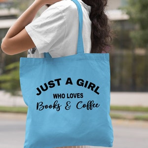 Puede incluir: Bolsa de tela azul claro con texto negro que dice "Just a girl who loves books & coffee".
