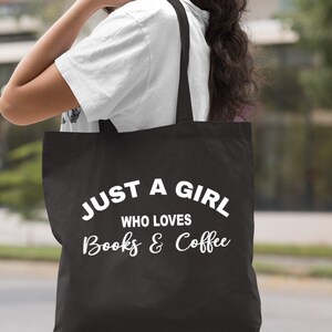 Puede incluir: Bolsa de tela negra con texto blanco que dice "Just a girl who loves books & coffee".