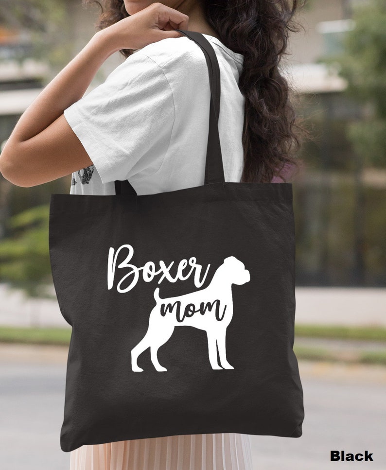 Puede incluir: Bolsa de tela negra con el texto blanco "Boxer mom" y una silueta blanca de un boxer.
