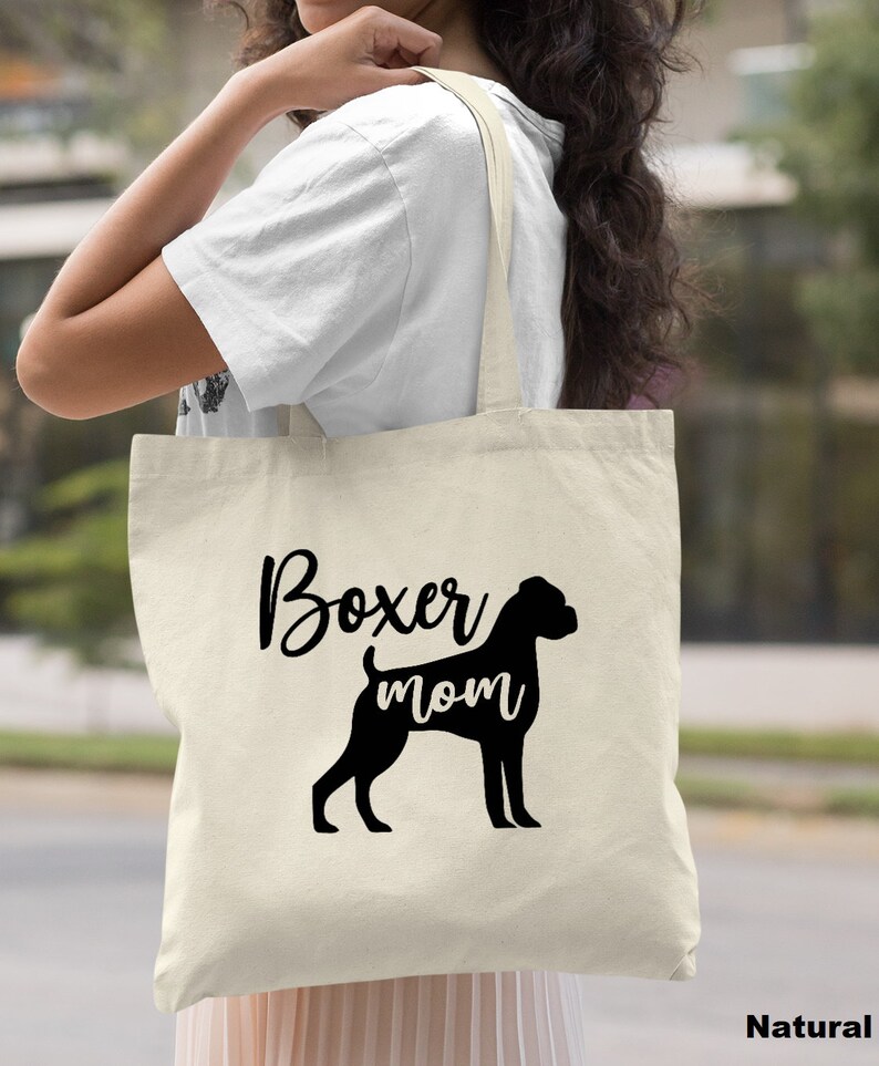Puede incluir: Una bolsa de lona natural con texto negro y una silueta de un perro boxer. El texto dice "Boxer mom".
