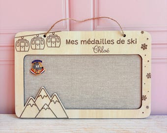 Porte médailles ski personnalisé en bois , porte médailles enfant, Décoration montagne prénom, cadeau enfant