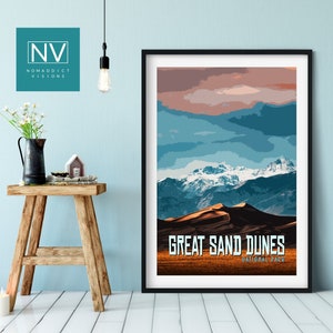 Great Sand Dunes National Park Vintage Travel Print: Iconische Colorado Wall Art, Natural Wonder Décor, Retro Sangre De Cristo Mountains Poster