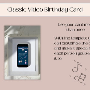 Pu&ograve; includere: Uno smartphone bianco con uno sfondo blu che mostra un biglietto di auguri di compleanno con palloncini e una torta. Il telefono &egrave; su una superficie bianca con un'ombra. Il testo sul biglietto dice "Buon compleanno! Sono cos&igrave; grato di averti nella mia vita. Sei un dono di risate, gentilezza e felicit&agrave;." Il testo "Classico biglietto di compleanno video" &egrave; in cima all'immagine. Il testo "Usa il tuo biglietto pi&ugrave; di una volta!" &egrave; sul lato destro dell'immagine. Il testo "Con il modello puoi personalizzare il biglietto e renderlo speciale per ogni persona a cui lo invii." &egrave; sul lato destro dell'immagine. Ci sono due note musicali sul lato destro dell'immagine.