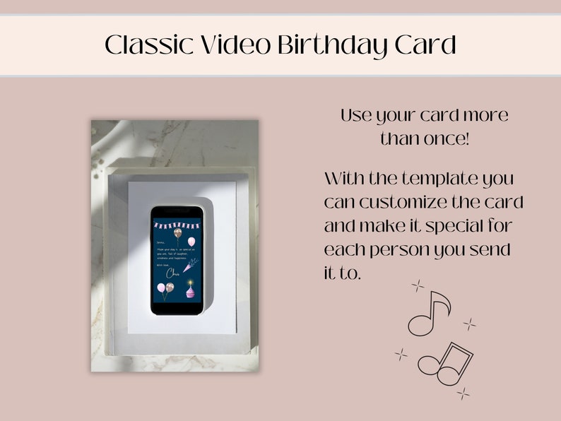 Pu&ograve; includere: Uno smartphone bianco con uno sfondo blu che mostra un biglietto di auguri di compleanno con palloncini e una torta. Il telefono &egrave; su una superficie bianca con un'ombra. Il testo sul biglietto dice "Buon compleanno! Sono cos&igrave; grato di averti nella mia vita. Sei un dono di risate, gentilezza e felicit&agrave;." Il testo "Classico biglietto di compleanno video" &egrave; in cima all'immagine. Il testo "Usa il tuo biglietto pi&ugrave; di una volta!" &egrave; sul lato destro dell'immagine. Il testo "Con il modello puoi personalizzare il biglietto e renderlo speciale per ogni persona a cui lo invii." &egrave; sul lato destro dell'immagine. Ci sono due note musicali sul lato destro dell'immagine.