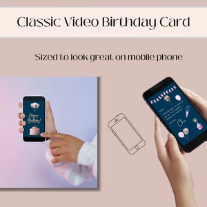Pu&ograve; includere: Una persona tiene in mano uno smartphone che mostra un biglietto di auguri di compleanno con una torta, palloncini e il testo "Buon compleanno!" La carta &egrave; progettata in uno stile classico con uno sfondo blu scuro e dettagli dorati.