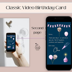 Pu&ograve; includere: Lo schermo di un telefono cellulare che mostra un biglietto di auguri di compleanno con sfondo blu, palloncini rosa e bianchi, un cappello da festa e un cupcake. Il testo sul biglietto dice "Jenna, Spero che il tuo giorno sia speciale come te, pieno di risate, gentilezza e felicit&agrave;. Con affetto, Chris."