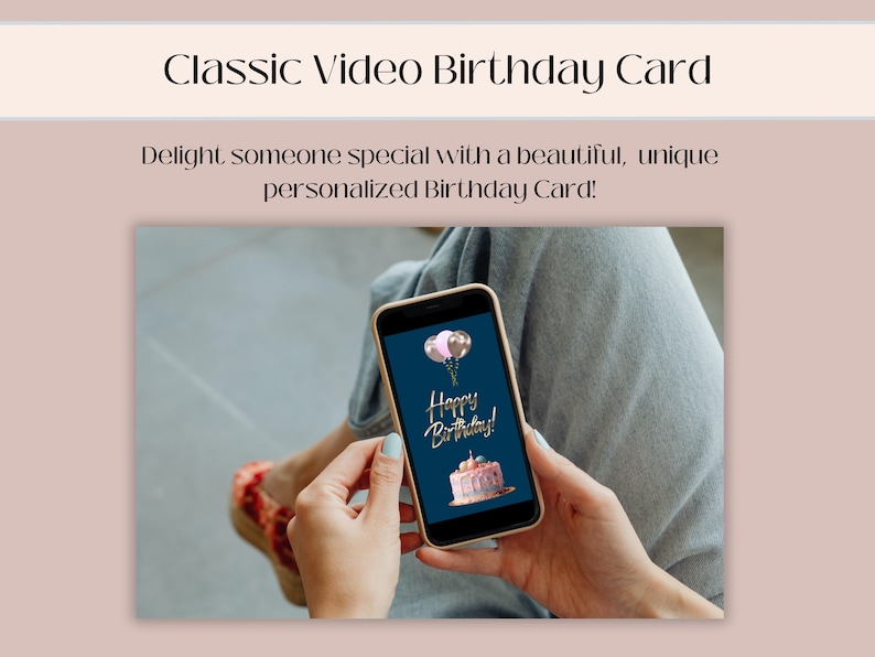 Pu&ograve; includere: Una mano che tiene uno smartphone che mostra un biglietto di auguri digitale per il compleanno con una torta rosa e oro e palloncini. Il biglietto dice "Buon compleanno!"
