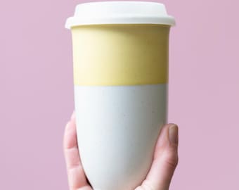 Taza de viaje de cerámica con diseño de limón, tapa y banda de silicona – Vaso de café de cerámica de 473 ml, taza reutilizable para llevar, regalo para amantes del café.