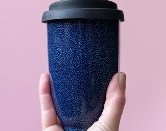 Abyss Keramik Reisebecher 12 Unzen, handgemachte Keramik Kaffeebecher mit Silikondeckel & Wärmeband, wiederverwendbare To Go Becher, Geschenk für Kaffeeliebhaber
