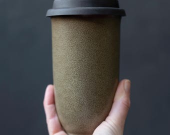 Mantle Keramik Reisebecher mit Silikondeckel & -band - 16 Unzen Keramik Kaffeebecher, wiederverwendbarer To-Go Becher, Geschenk für Kaffeeliebhaber