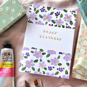 Cartão pintado à mão floral ditsy do feliz aniversario de <br> Entrega Rápida? Violetas e lilases | Presente de comemoração para ela, mãe, irmã, melhor amiga, namorada, esposa