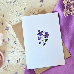 Violetas da flor do nascimento de fevereiro | Cartão de aniversário floral pintado à mão, flores roxas botânicas, interior em branco | Cartão para mãe, avó, filha