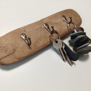 Driftwood Key Rack: Rustic Organizer with Bronze Hooks for Natural Decor