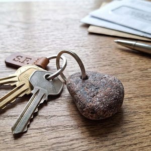 Real Stone Keychain – Simple Handmade Pebble Key Ring, Eco-Friendly and Natural Gift