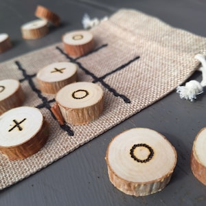 Juego de tres en raya hecho a mano con rodajas de madera natural: juego de bolsillo XO para divertirse en cualquier lugar